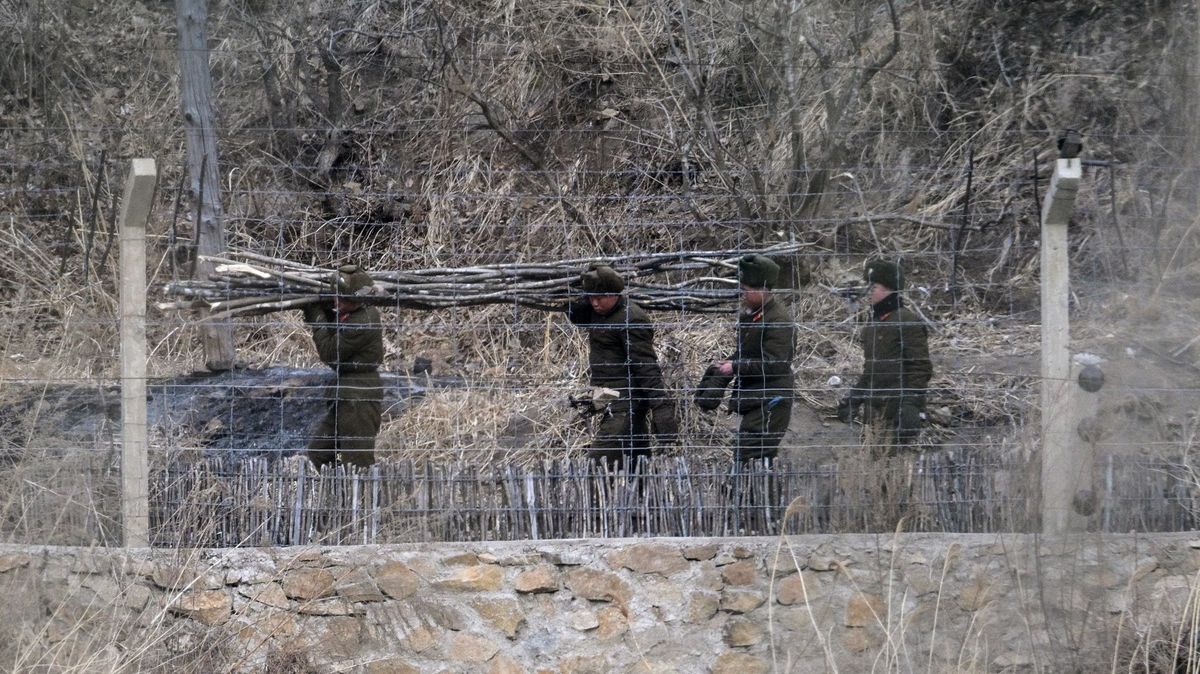 Fotograf nahlédl objektivem z Číny přes „zakázanou“ hranici